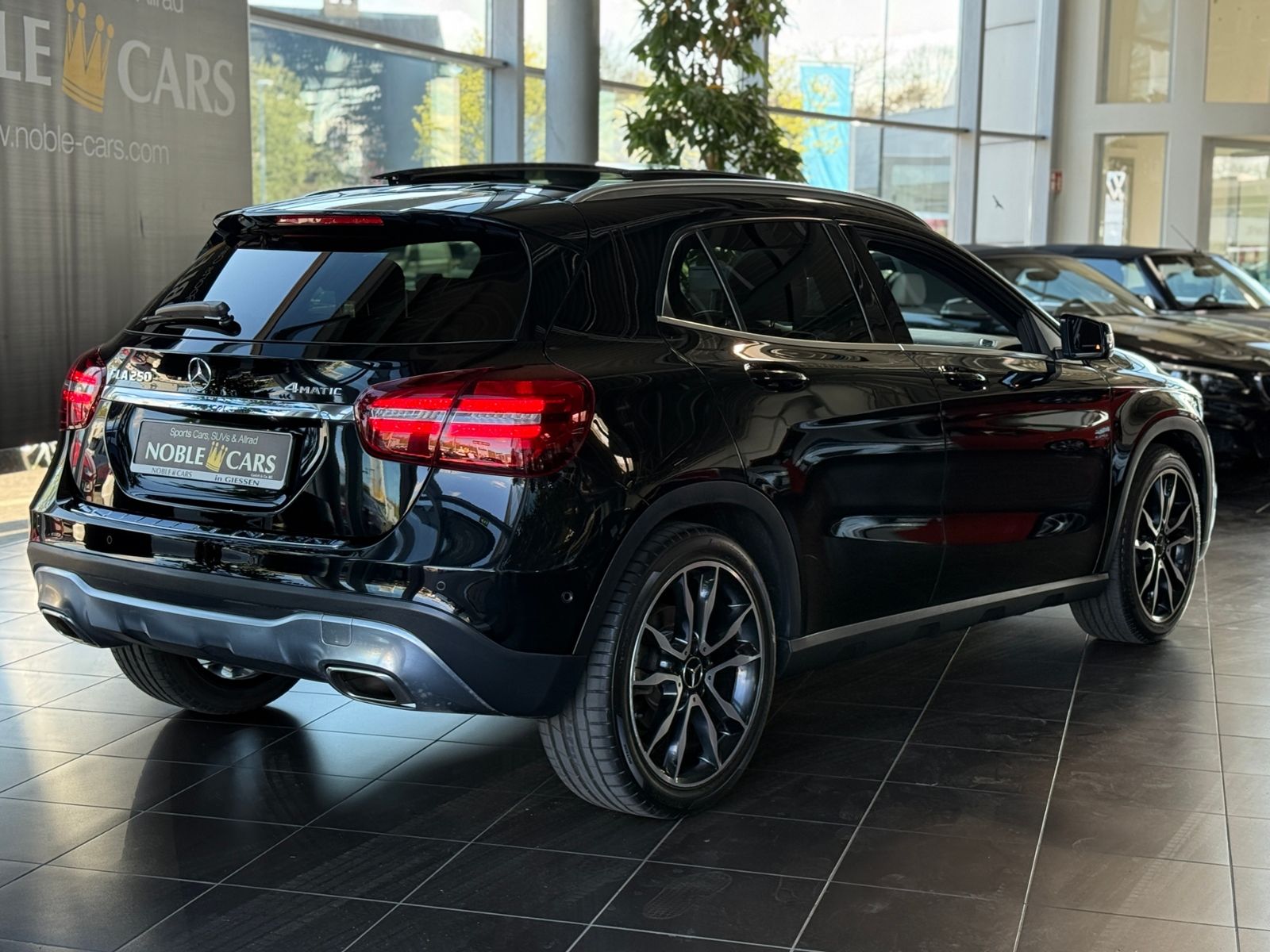 Fahrzeugabbildung Mercedes-Benz GLA 250 4Matic STNDHZ PANO DISTR 360°