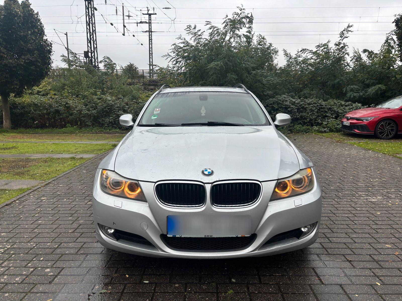 BMW 320 2009 — rear view