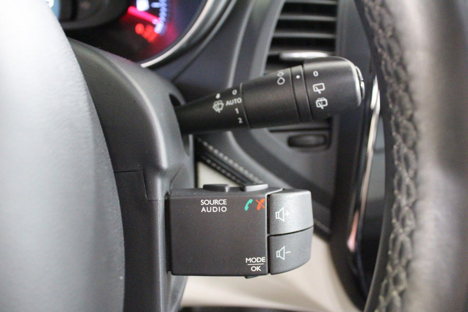 Fahrzeugabbildung Renault Captur TCe 120 EDC *Initiale Navi*Automatik*