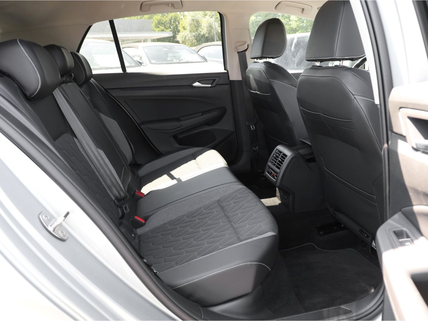 Volkswagen Golf VIII GOAL 1.5 eTSI DSG HEAD-UP NAVI RFK SHZ foto 4