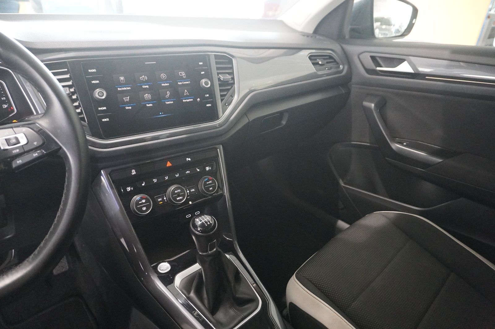 Fahrzeugabbildung Volkswagen T-Roc 1.5 TSI R-LINE SPORT NAVI/LED/KAMERA/VIRT.