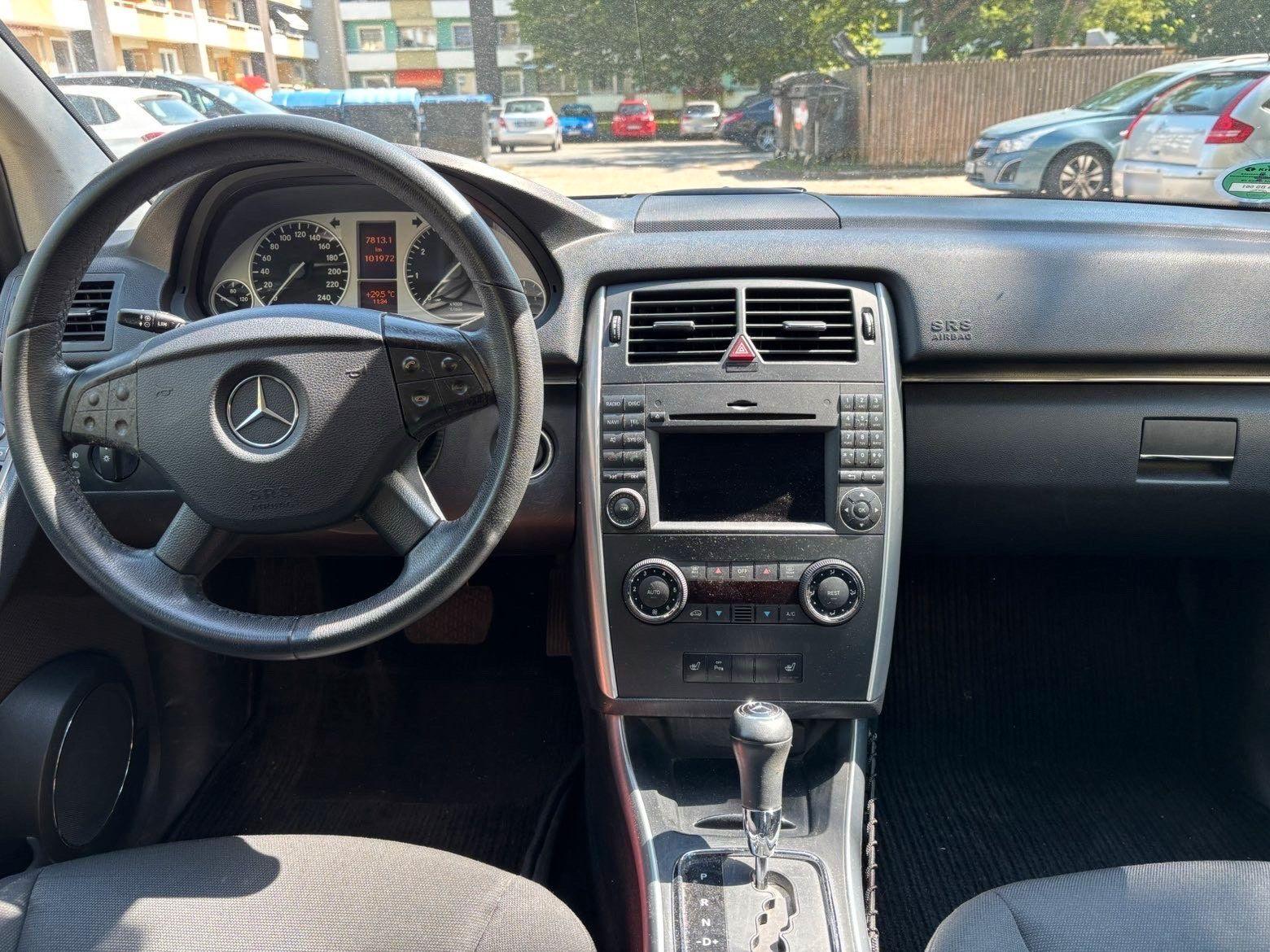 Mercedes-Benz B200 2012 — photo 10