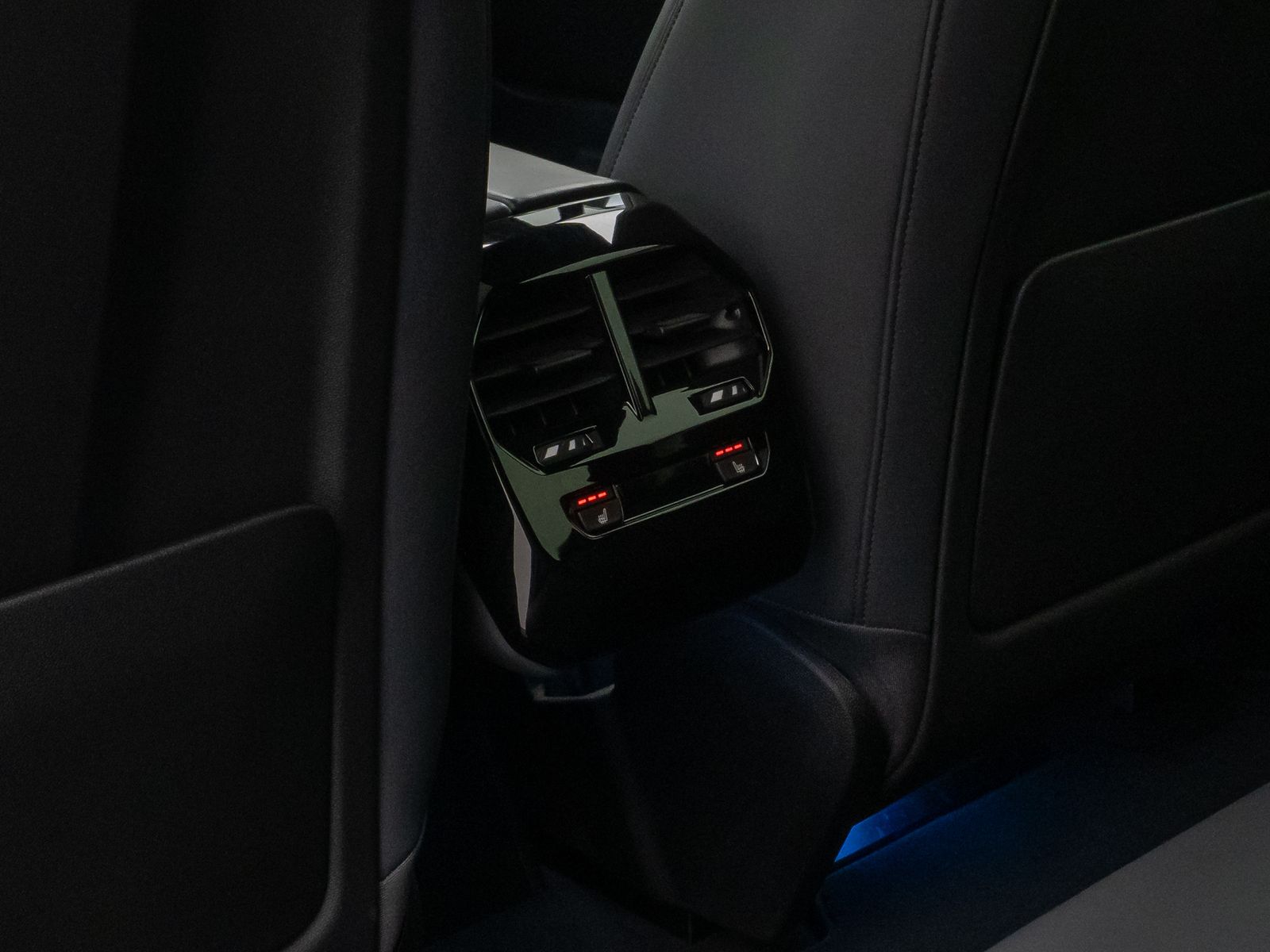 Fahrzeugabbildung BMW iX xD40 Sport Panorama Laser 360°ACC Komfort 22"