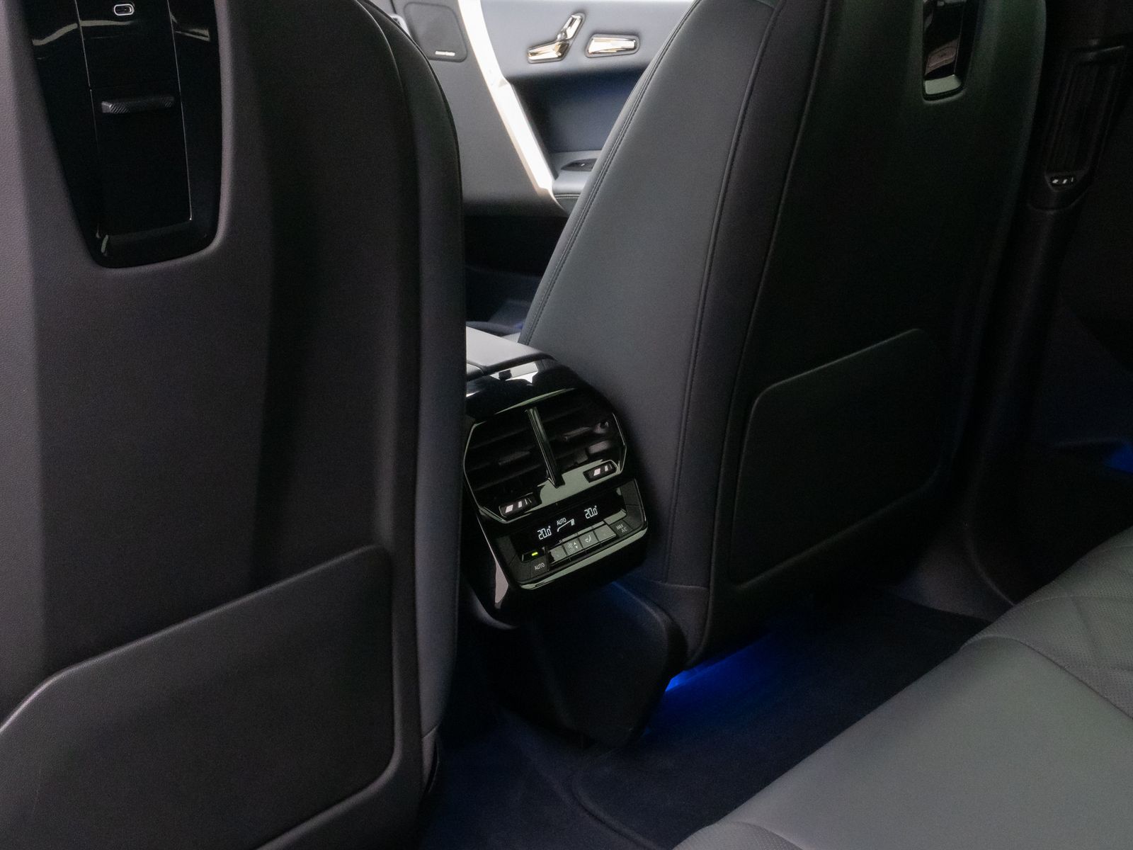 Fahrzeugabbildung BMW iX xD40 Sport SkyLounge 360°Laser DAB H/K 22Zoll