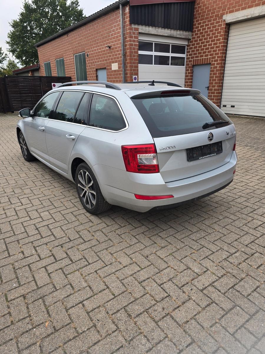 Skoda Octavia 2015 — rear view