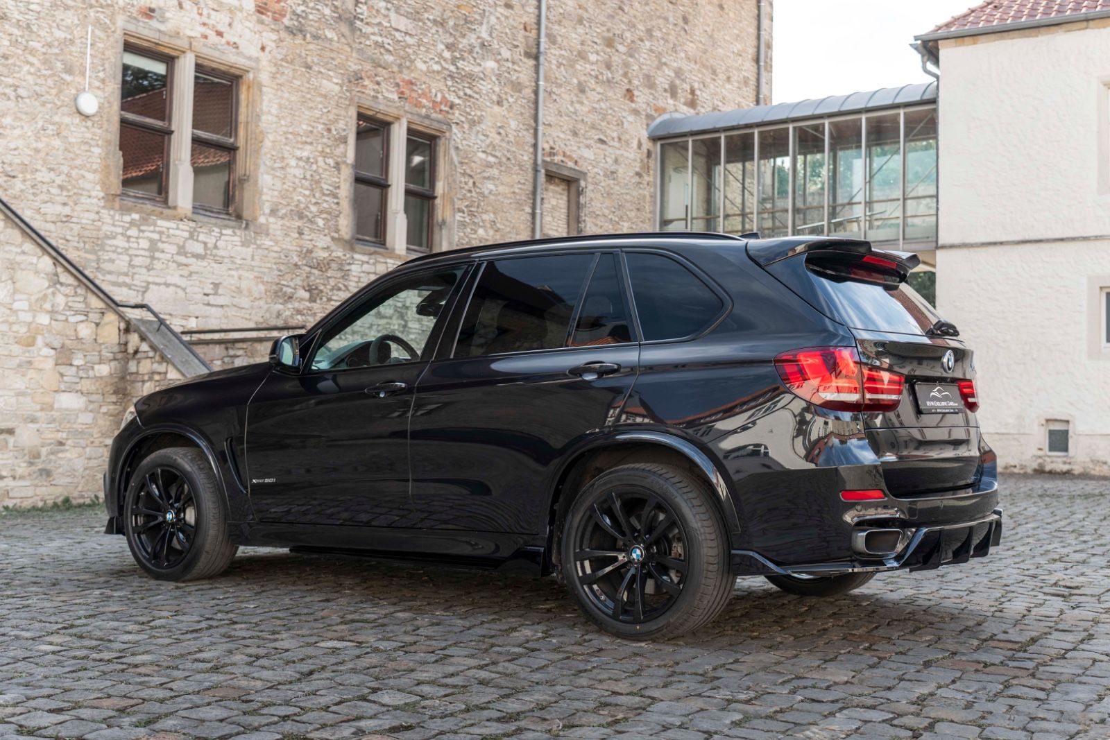 Fahrzeugabbildung BMW X5 xDrive50i M-SPORTPAKET HUD H&K CARPLAY 360°