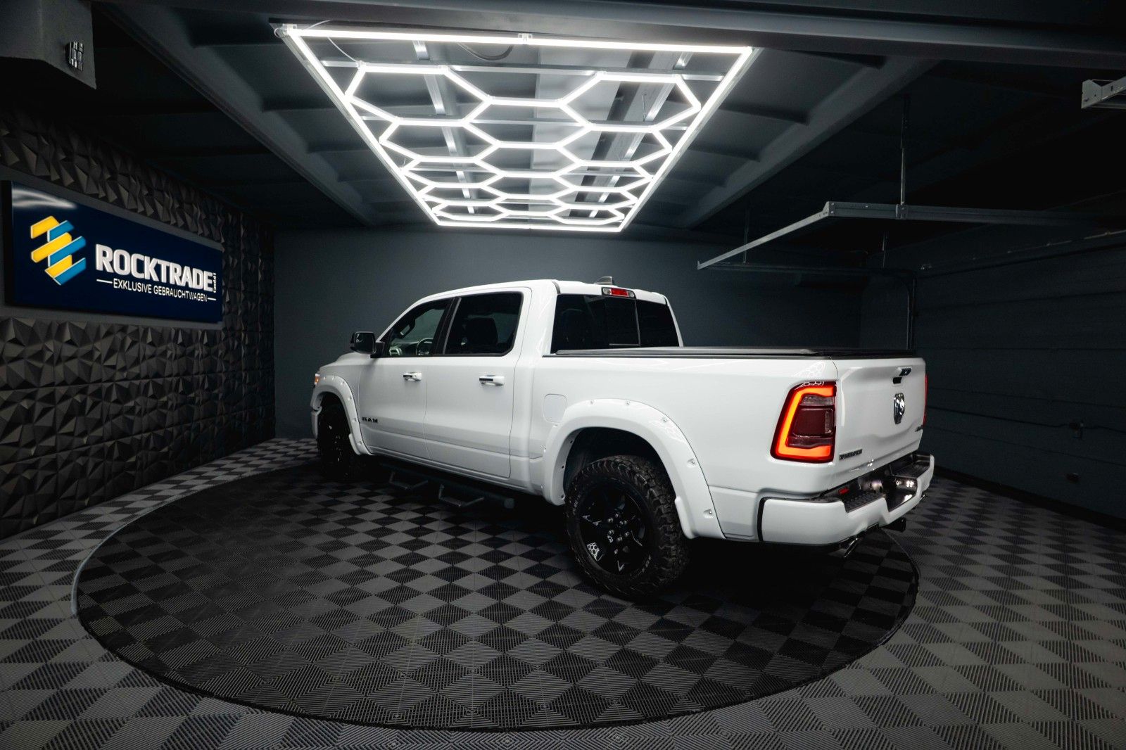 Fahrzeugabbildung Dodge RAM 5.7 V8 HEMI 4x4 OFFROAD Night-Paket *LED*19%