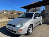 Ford Focus 1.6i 16V cat 5p. Ghia - Ford Focus aus 2001: Ghia