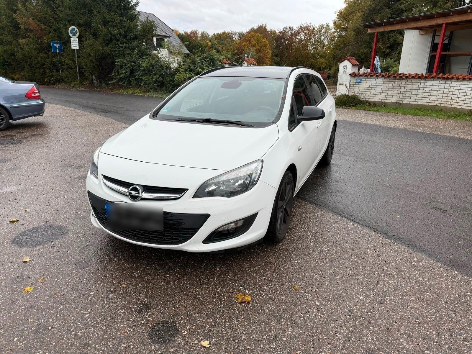 Opel Astra 2015 — rear view