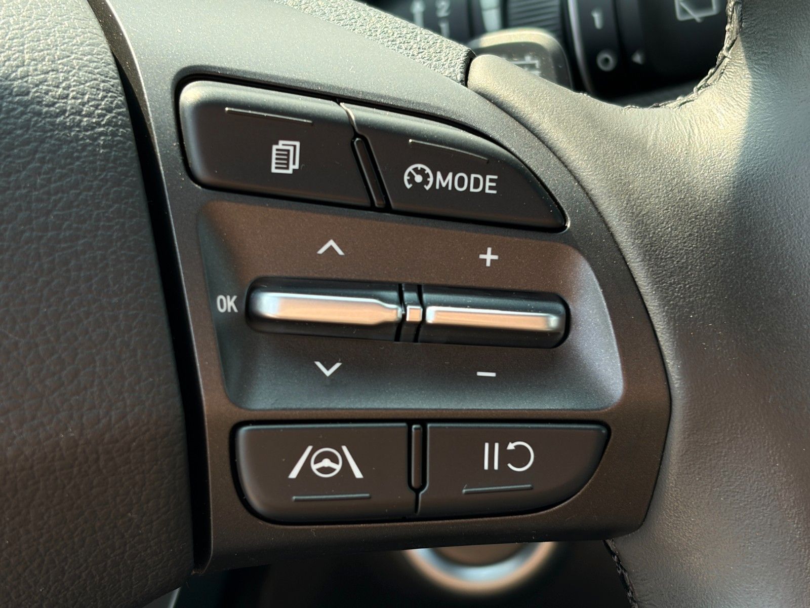 Fahrzeugabbildung Hyundai KONA E Basis 2WD LKAS CAM CarPlay DAB+ 17" 305km