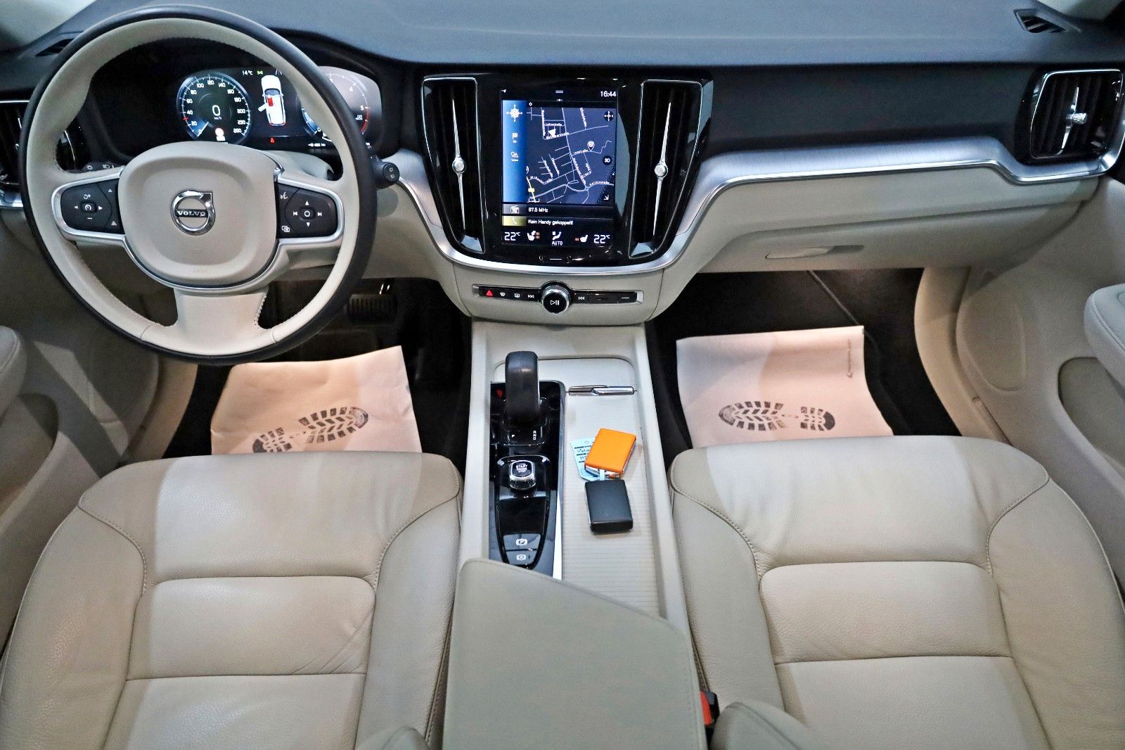 Fahrzeugabbildung Volvo V60 B4 D, Momentum Pro,Leder,Navi,SH,Kamera,ACC