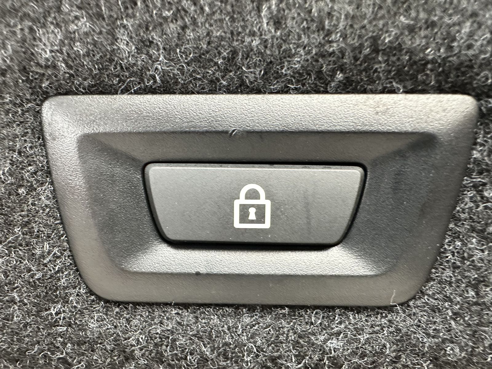 Fahrzeugabbildung BMW 520d M-Sport NAV+LED+ACC+SHZ+VCOCK+LEDER+KEYLESS