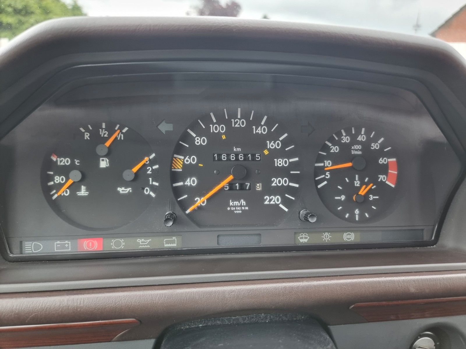 Fahrzeugabbildung Mercedes-Benz 230 E/Schiebedach/AHK/H-Zul./Sehr schöner Zust.