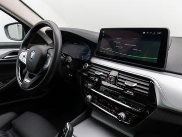 Fahrzeugabbildung BMW 530e xD Pano Kamera DAB HiFi Adapt. Fahrwerk 19"