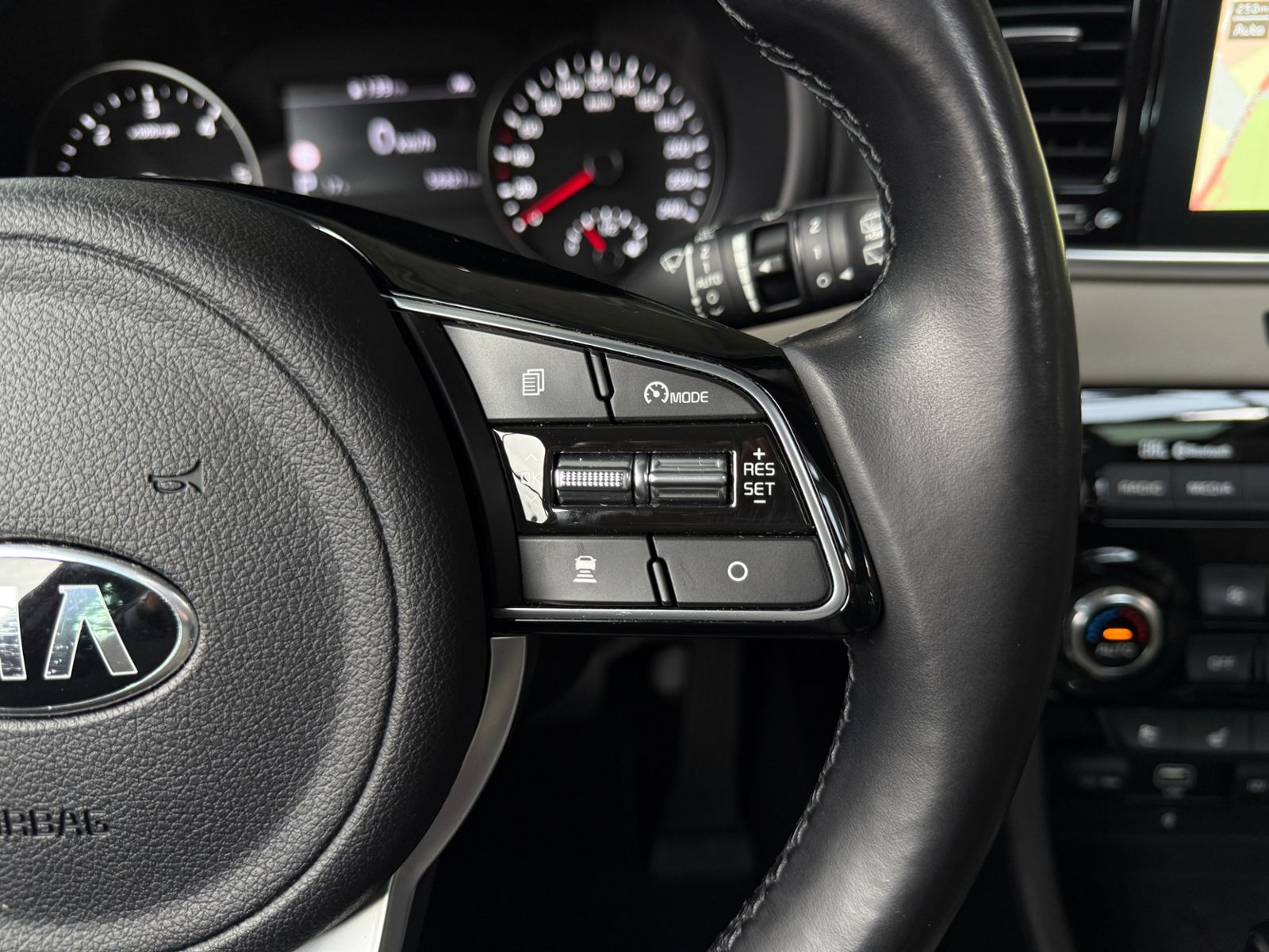 Fahrzeugabbildung Kia Sportage Platinum Edition 4WD PANO LED NAVI