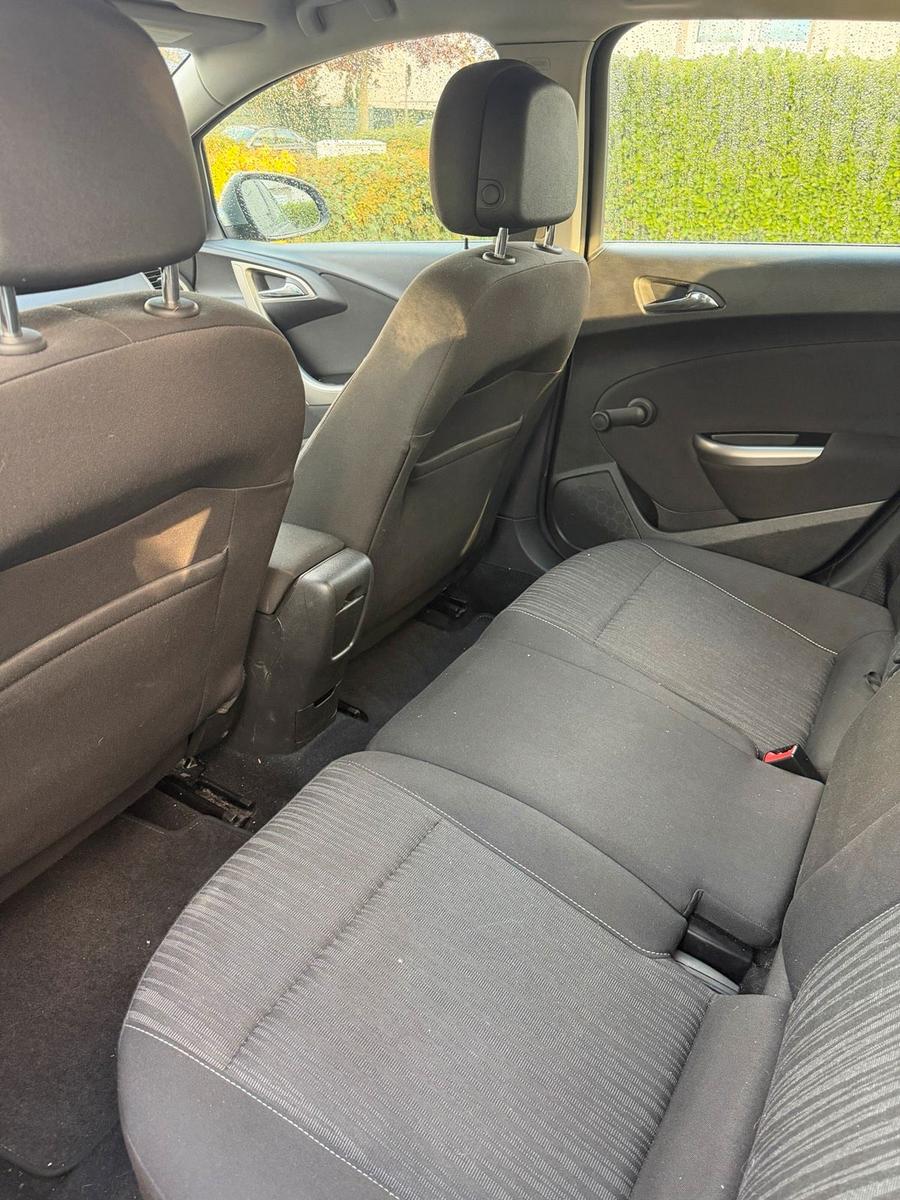 Opel Astra 2010 — photo 12