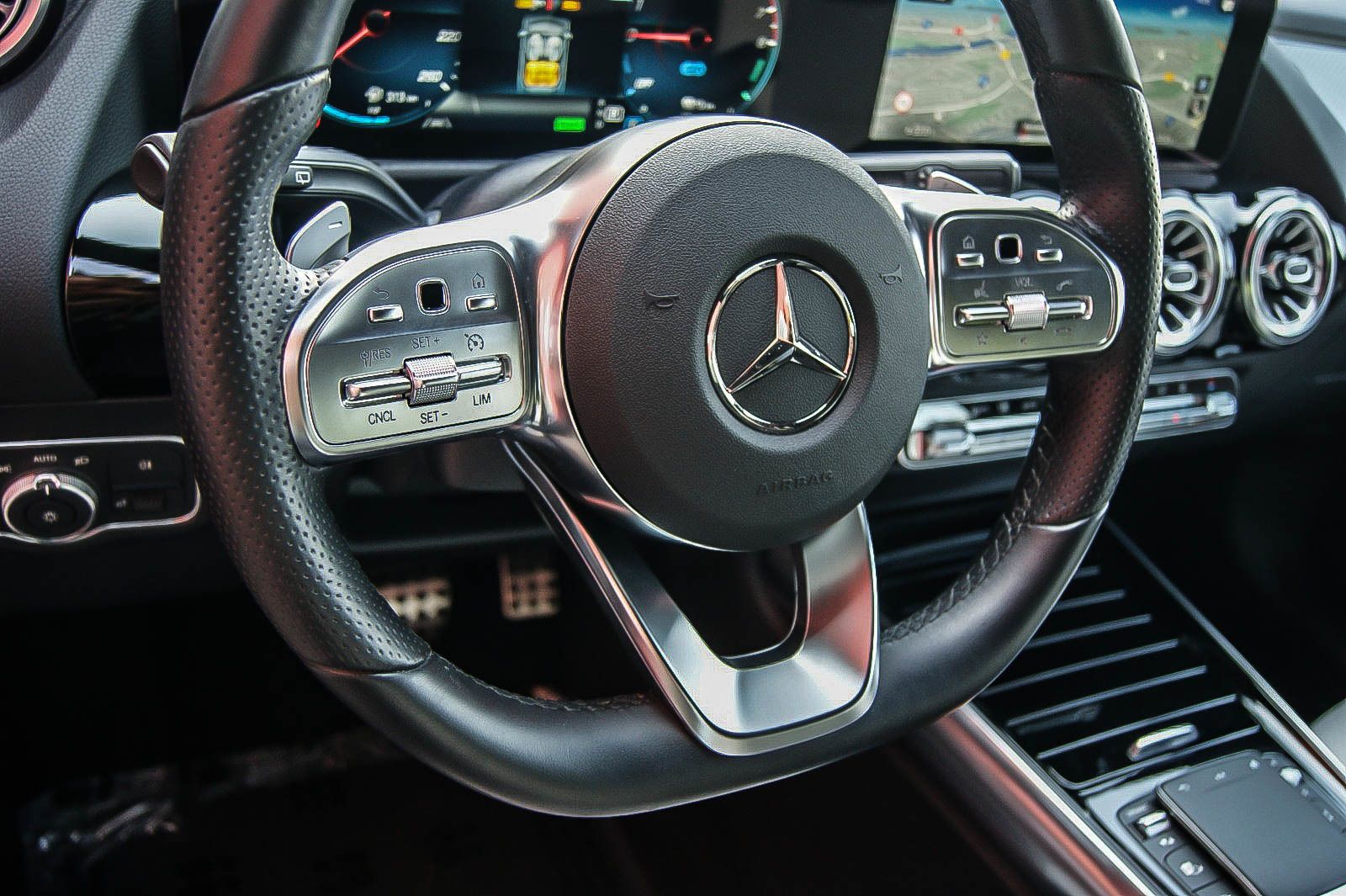 Fahrzeugabbildung Mercedes-Benz GLA 250 e AMG MBUX PANORAMA LEDER ANHZV