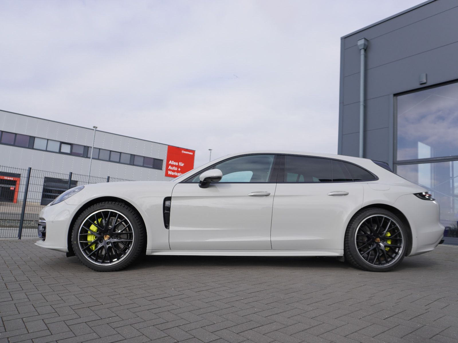 Fahrzeugabbildung Porsche Panamera Sport Turismo 4 E-Hybrid