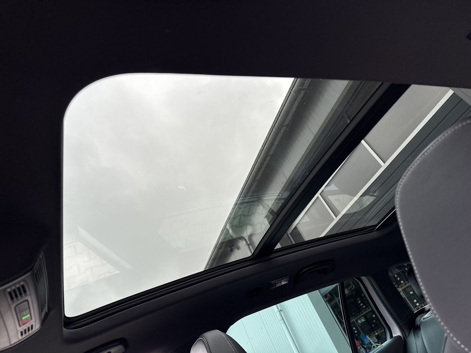 Fahrzeugabbildung SKODA Superb Combi 2.0 TDI DSG Sportline NAV+LED+PANO
