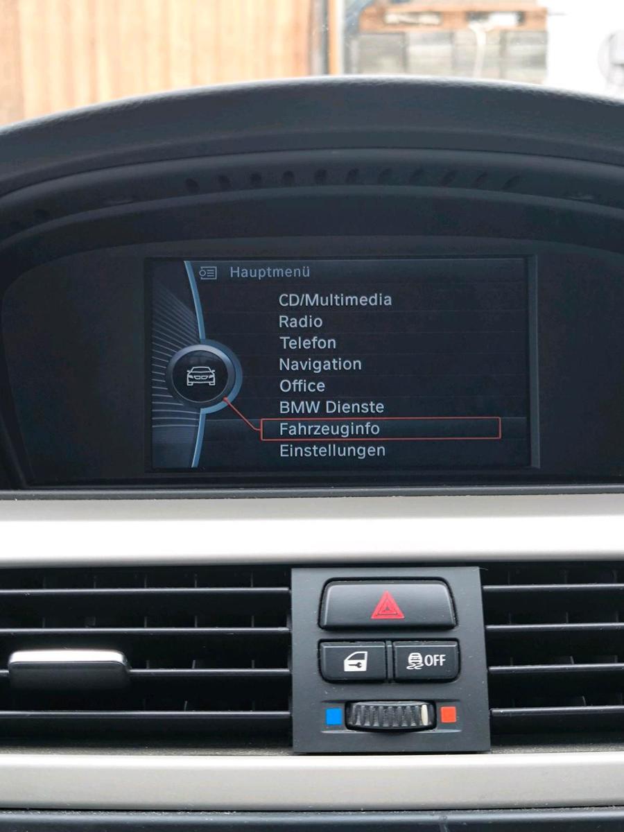 BMW 318 2011 — photo 12