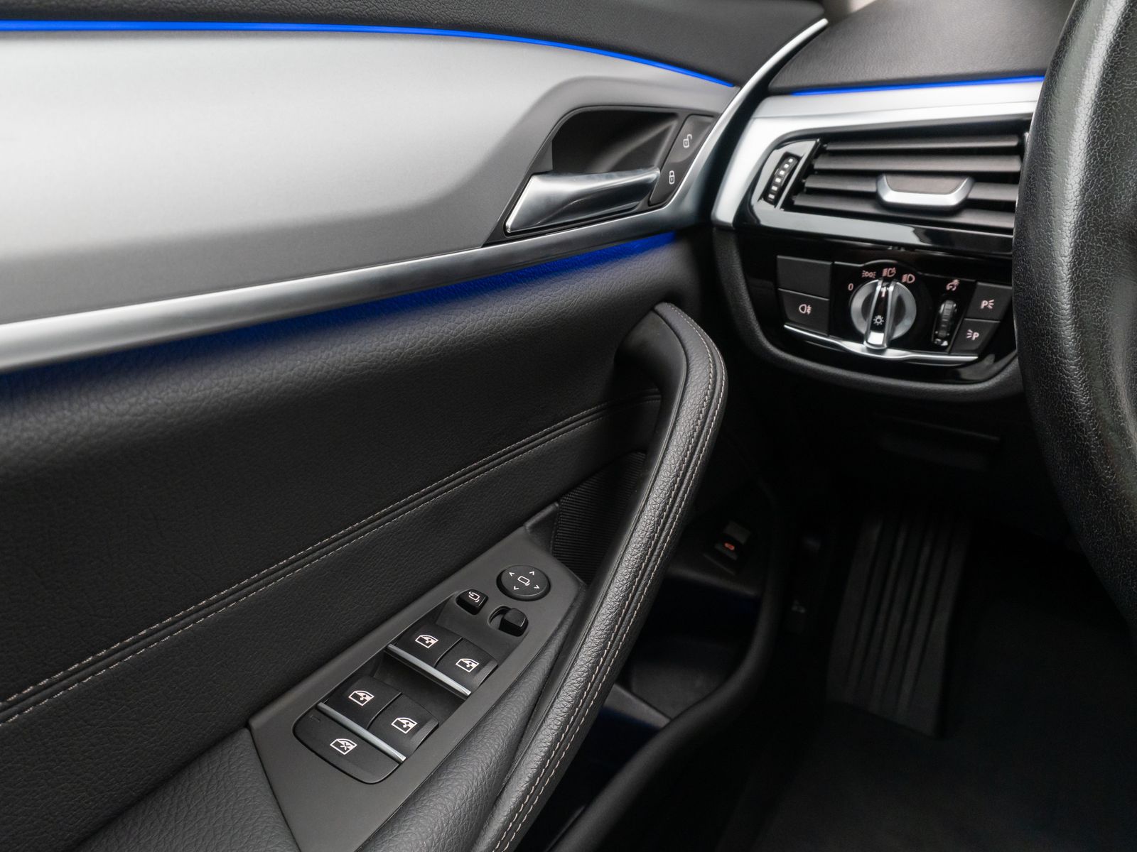 Fahrzeugabbildung BMW 520d xD Kamera HUD DAB Laser Panorama Leder 19"