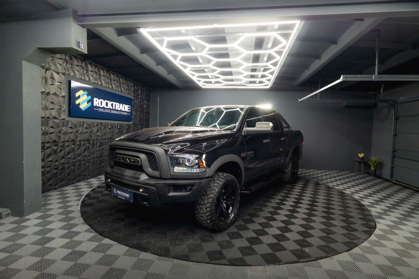 Fahrzeugabbildung Dodge RAM 5.7 V8 HEMI 4x4 Sport OFFROAD Night WARLOCK