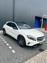 Mercedes-Benz GLA 180 - pano / navi / cruise / automatic - : Automatic