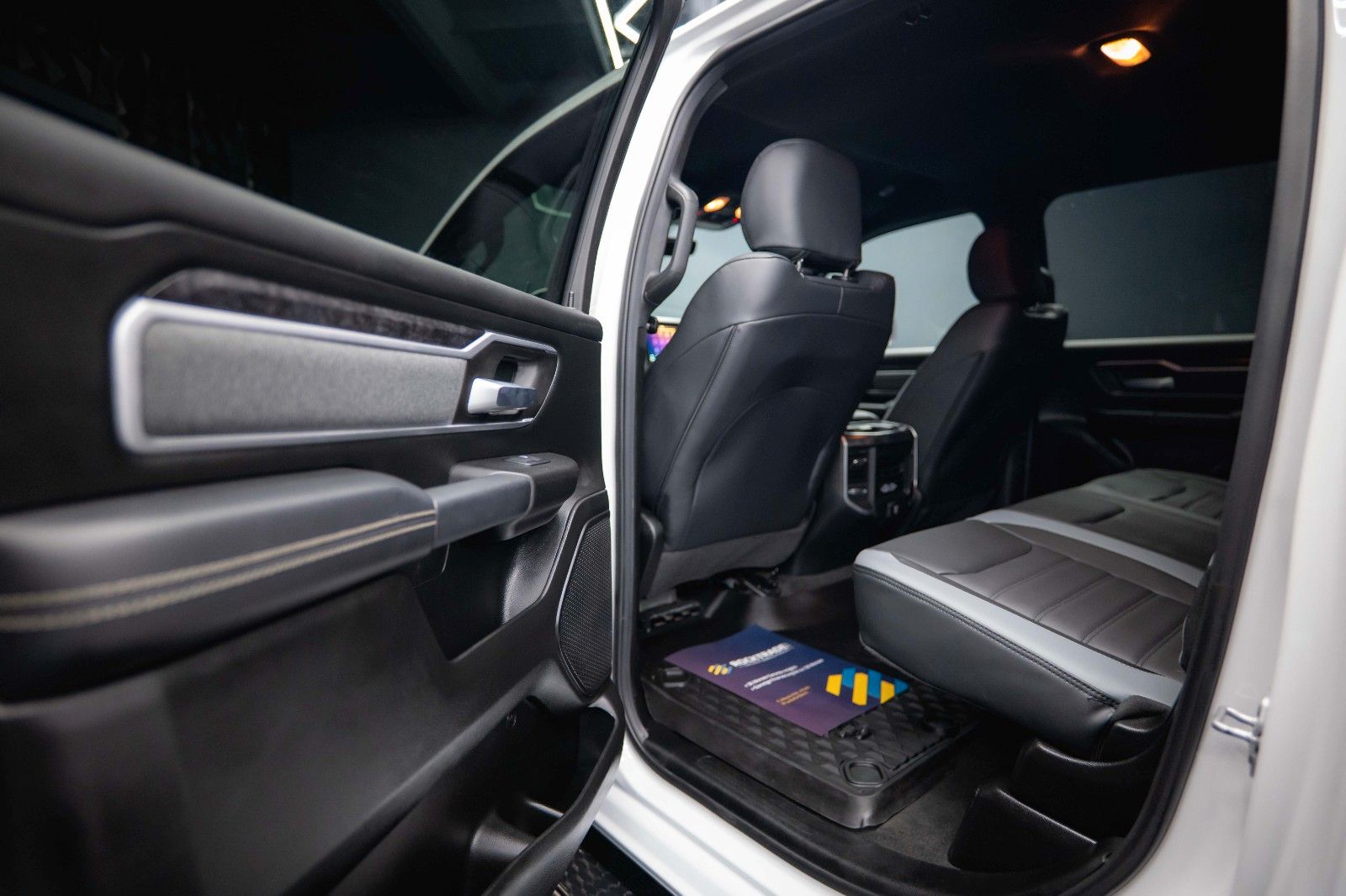 Fahrzeugabbildung Dodge RAM 5.7 V8 HEMI 4x4 OFFROAD Night-Paket *LED*