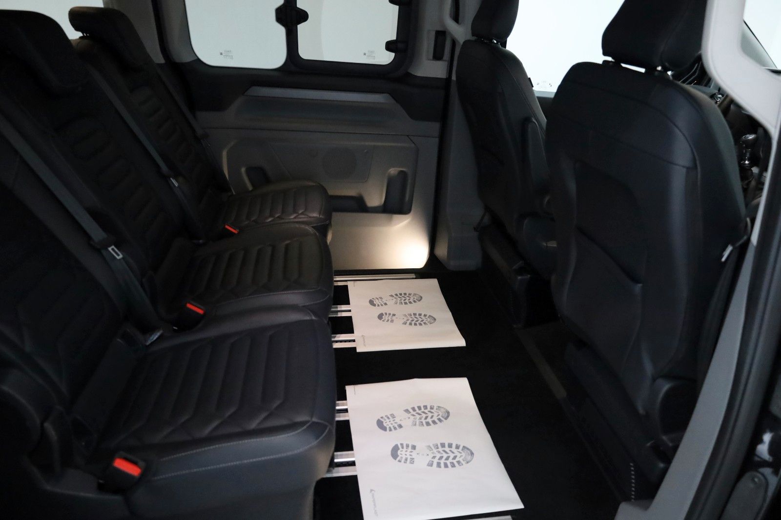 Fahrzeugabbildung Ford Tourneo Custom 2.0  320 L2 Titanium,8 Sitzer,AHK