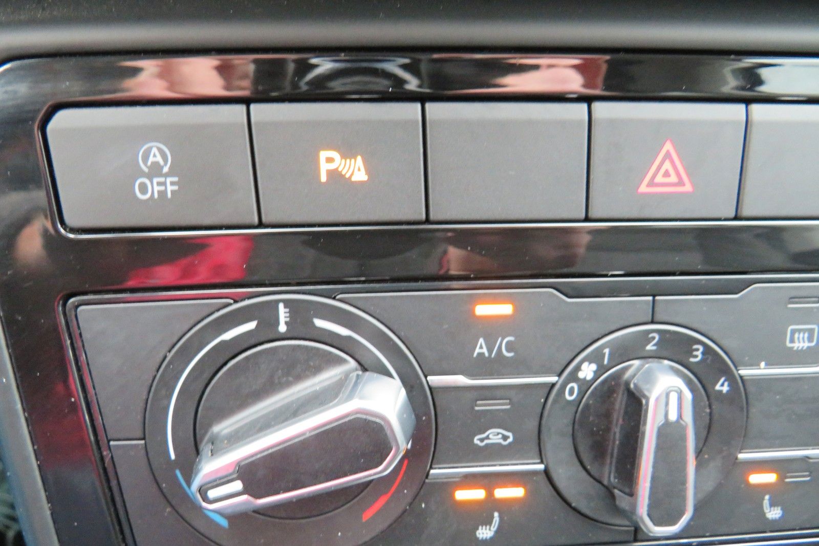 Fahrzeugabbildung Volkswagen T-CROSSLife LED SPORTP. SITZH. NAVI APP "AKTIONS