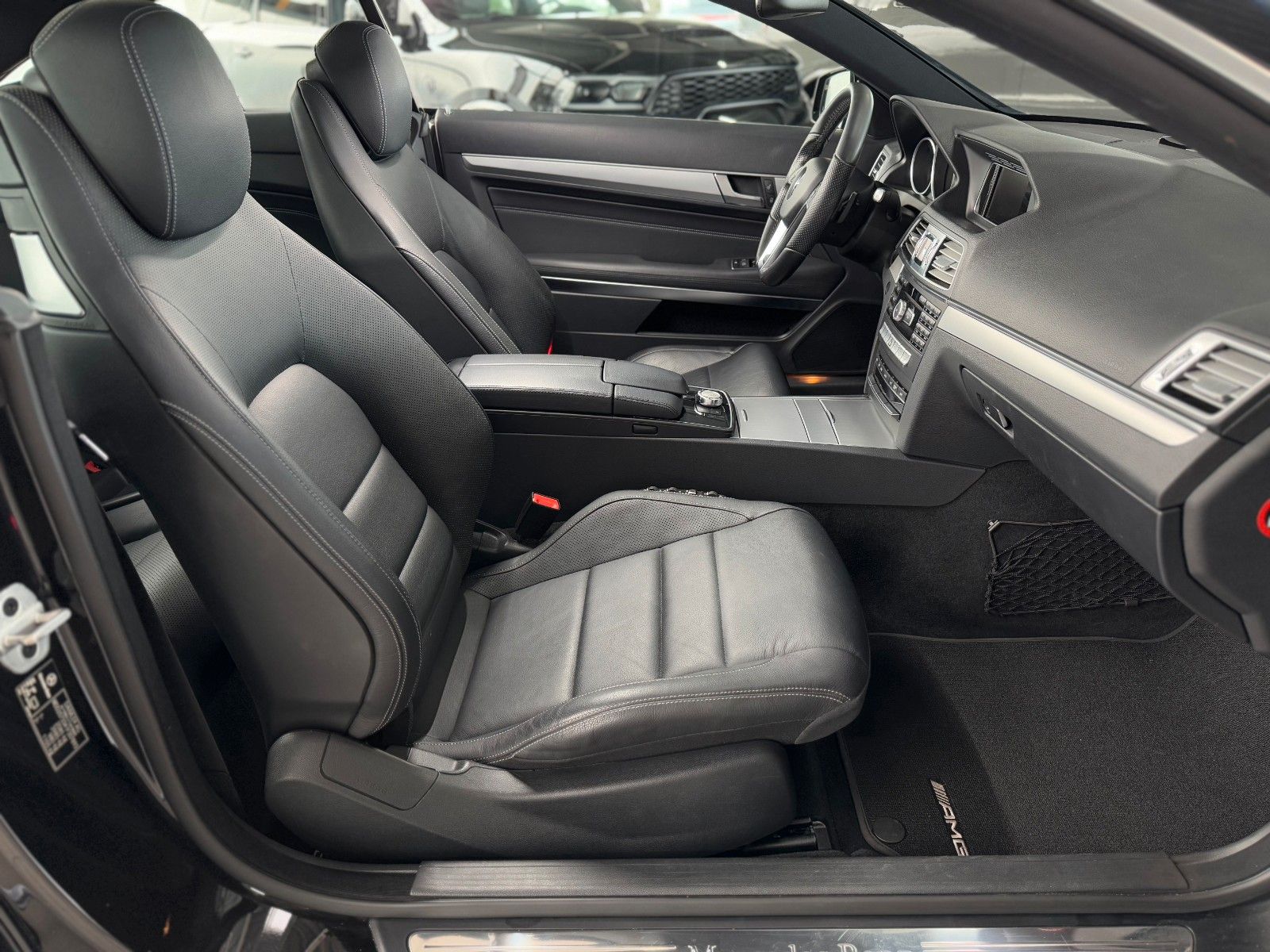 Fahrzeugabbildung Mercedes-Benz E 200 CGI Coupe Sportpaket AMG-Line Pano Leder