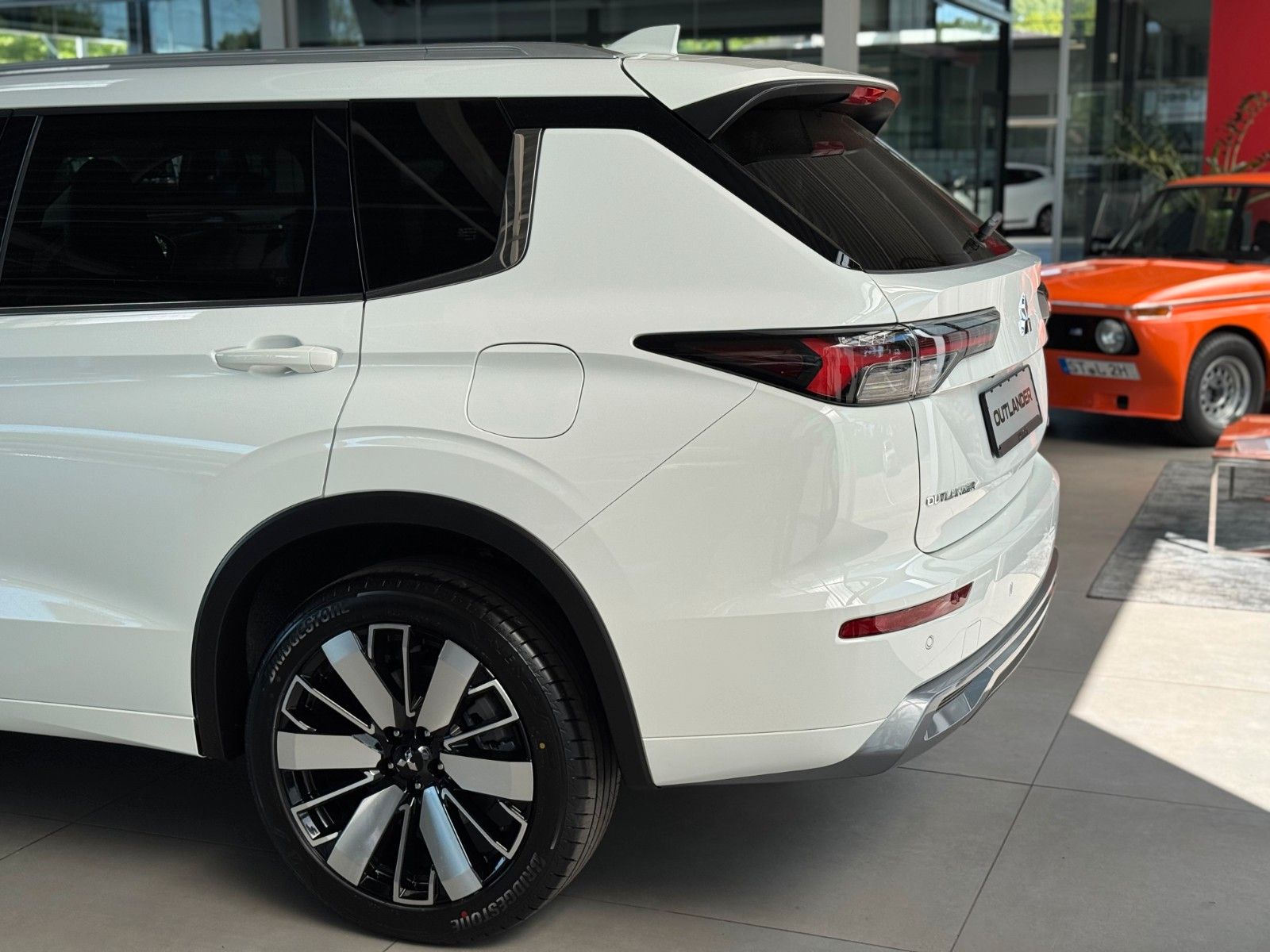 Fahrzeugabbildung Mitsubishi Outlander 2.4 PLUG-IN HYBRID 4WD TOP
