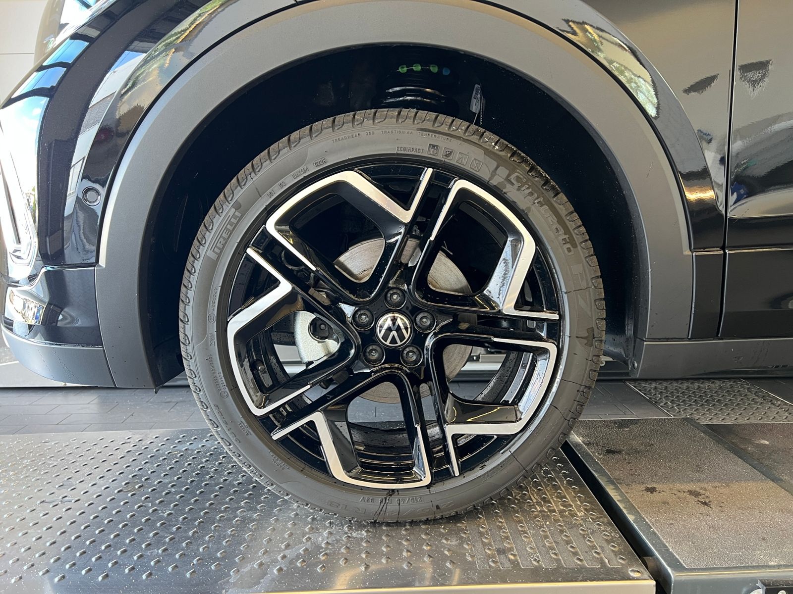 Fahrzeugabbildung Volkswagen T-Cross R-Line 1.5 TSI DSG *AHK,IQ.LIGHT,ACC,App