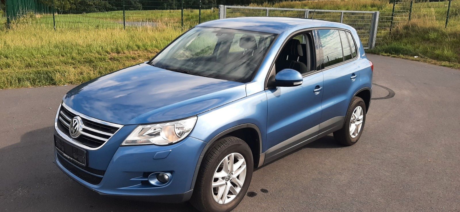 Volkswagen Tiguan - 1
