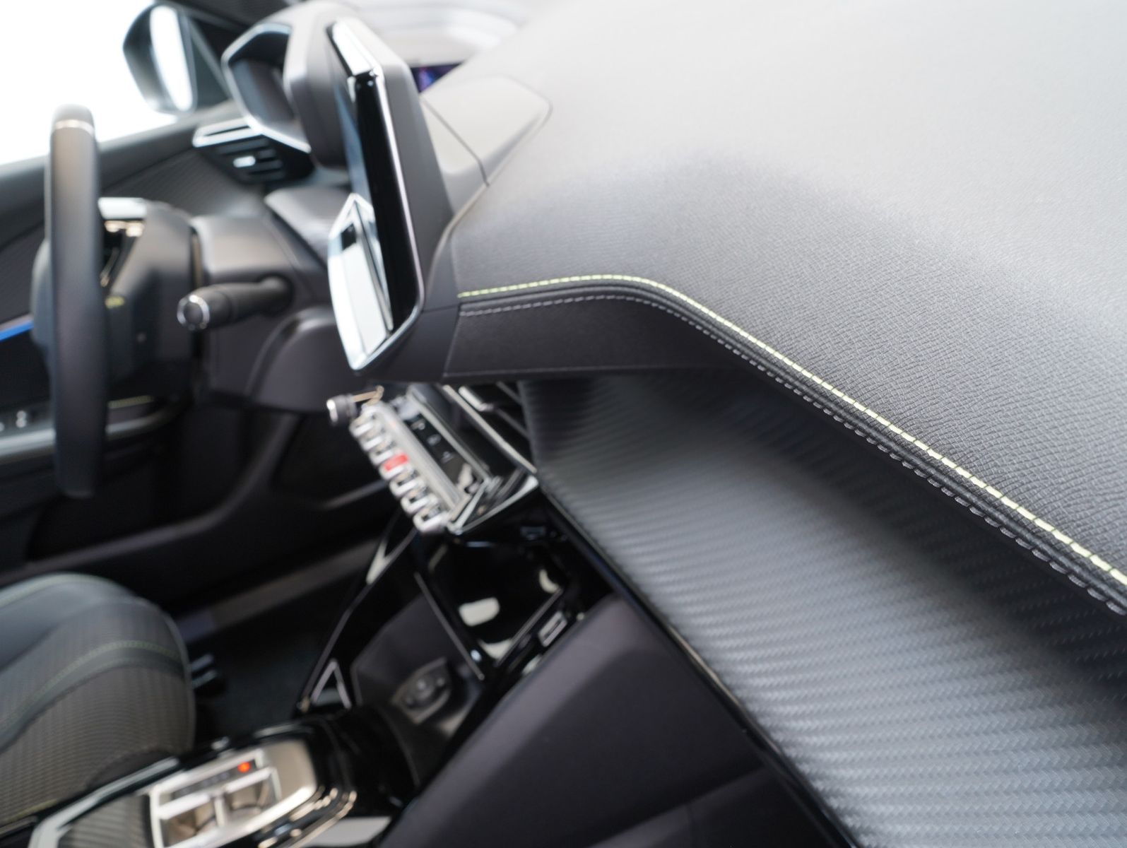 Fahrzeugabbildung Peugeot 2008 e- GT 11KW/LED/NAVI/360°/SOH