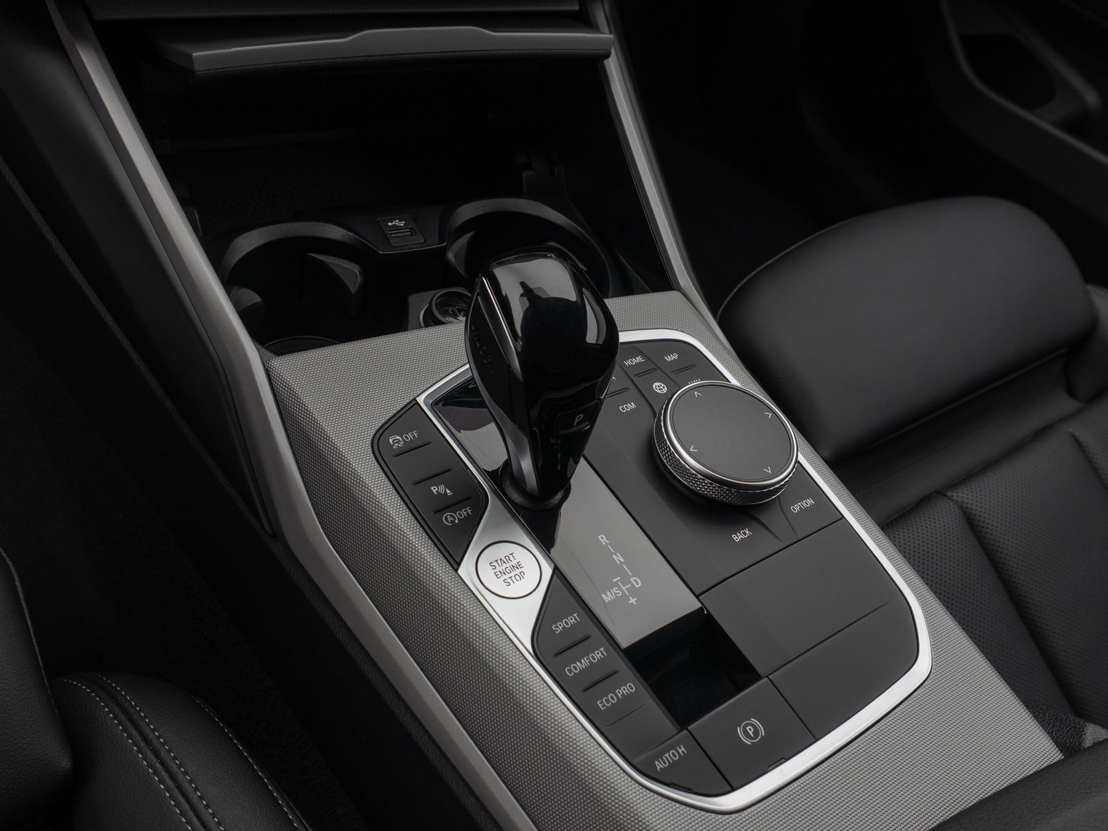 Fahrzeugabbildung BMW 318i Kamera DAB HiFi CockPitPro Alarm LED Sport
