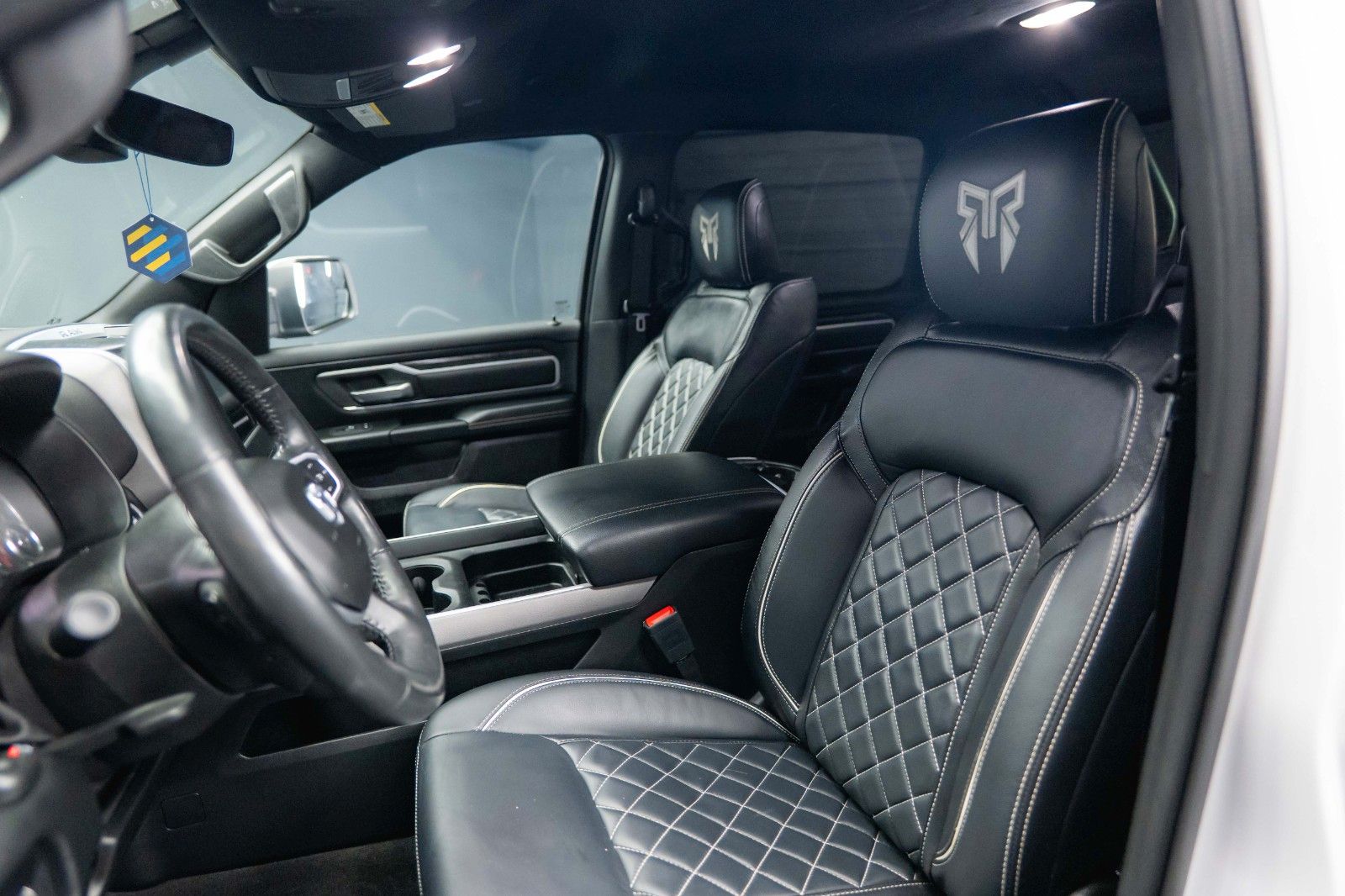 Fahrzeugabbildung Dodge RAM 5.7 V8 HEMI 4x4 OFFROAD Night-Paket *LED*