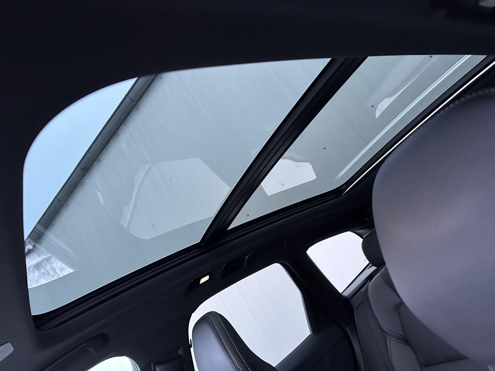 Fahrzeugabbildung Volvo XC60 T6 AWD Recharge Plus Dark NAV+LED+VCOCK+KAM