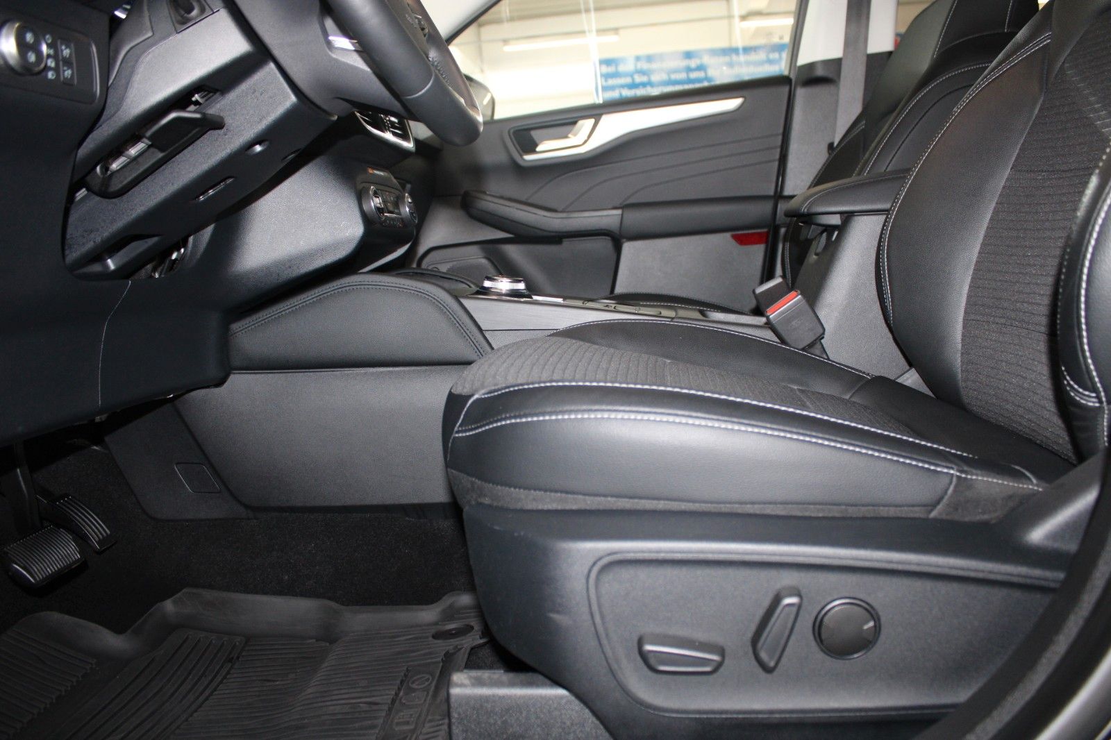 Fahrzeugabbildung Ford Kuga PHEV Titanium X AHK LED HUD 2xCam WinterP.