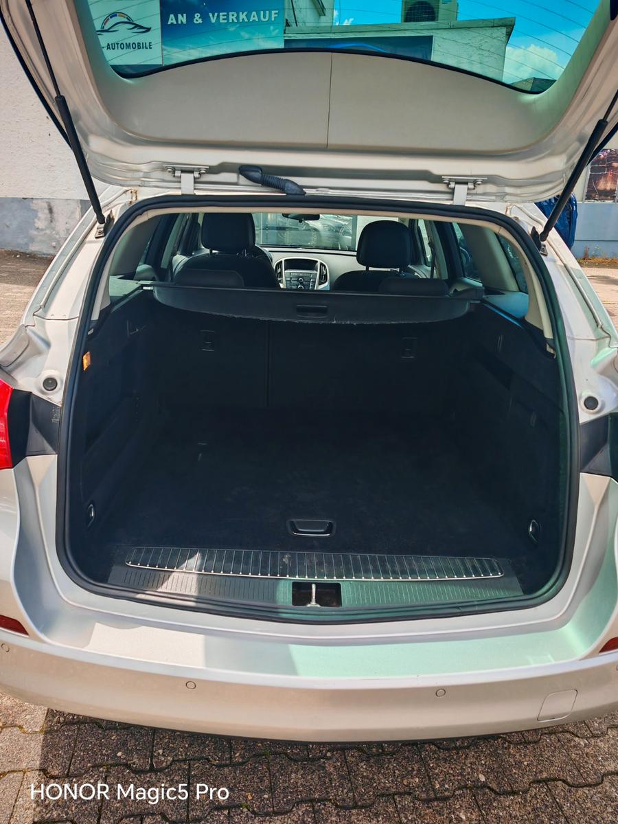 Opel Astra 2011 — photo 12