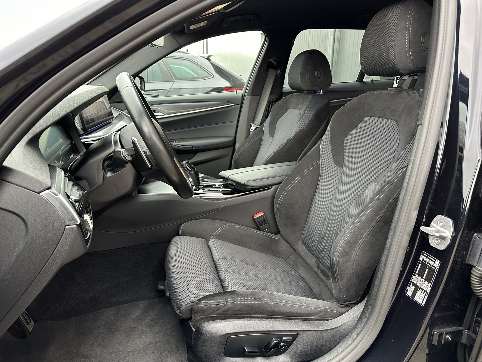 Fahrzeugabbildung BMW 520d Touring M-Sport NAV+LED+HIFI+KAMERA+18ZO+PP
