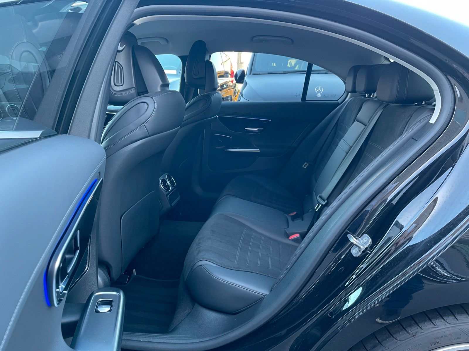 Fahrzeugabbildung Mercedes-Benz C 200 AMG AHK+Memory+Distr+R-Kamera+Keyless+19"