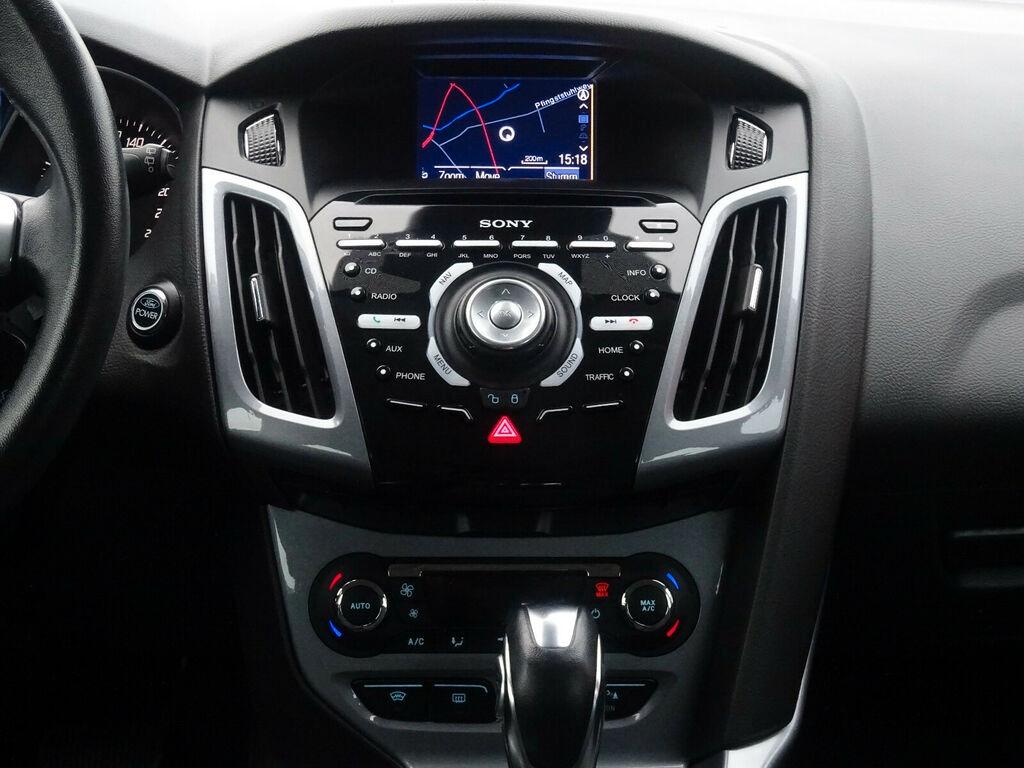 Ford Focus 2010 — interior