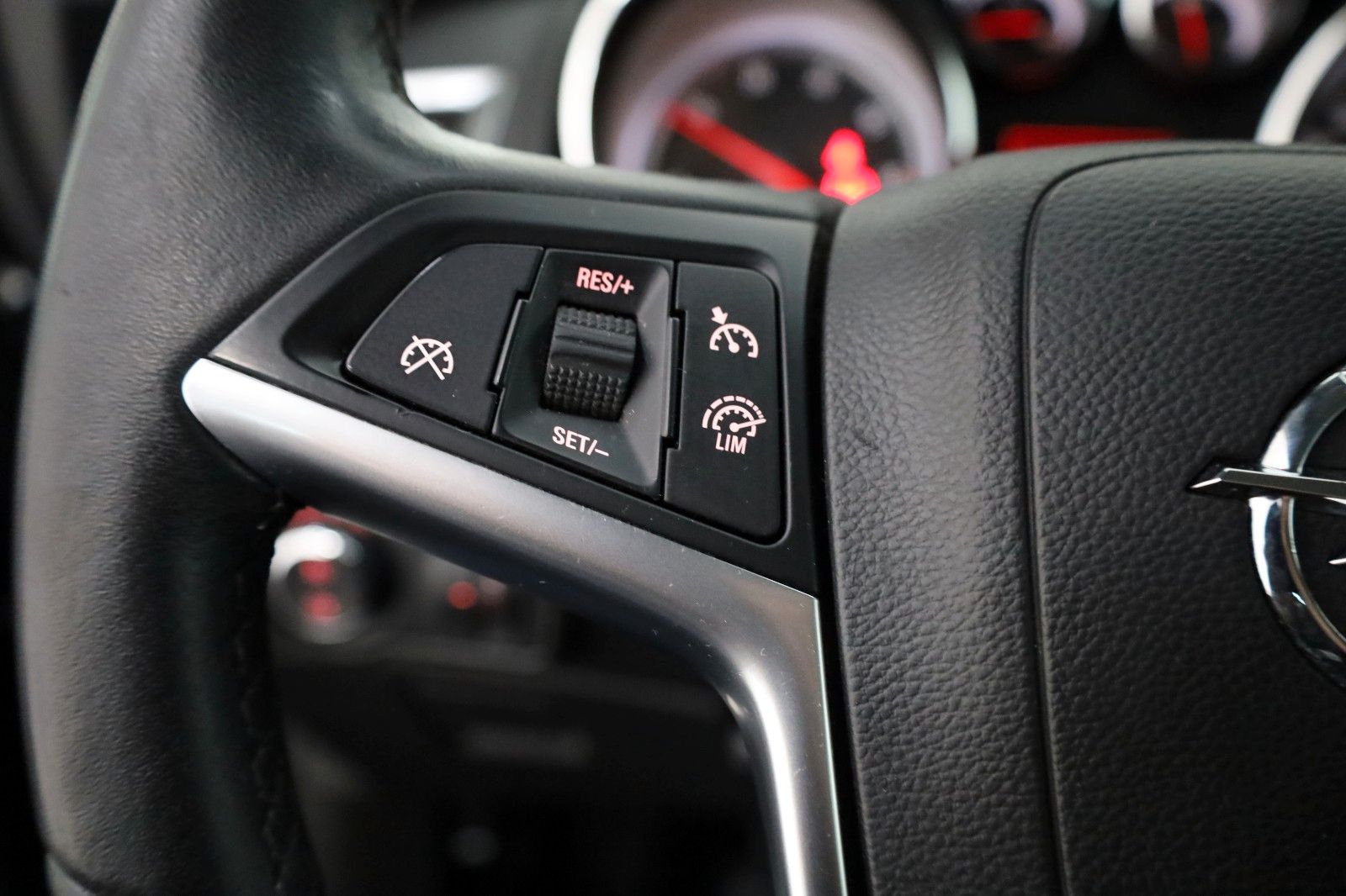 Fahrzeugabbildung Opel Astra J Sports Tourer Exklusiv Navi,SH,PDC,AHK