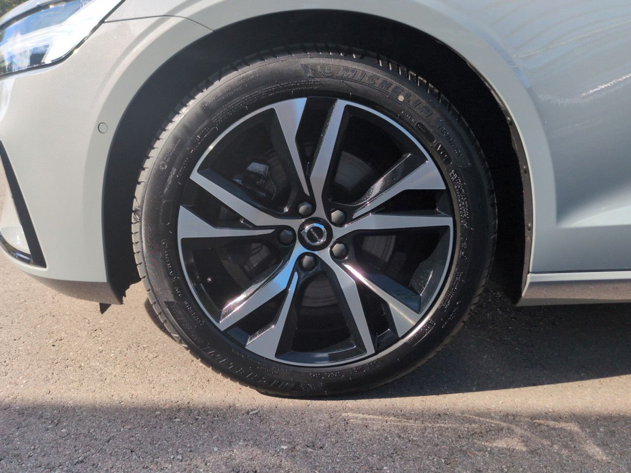 Volvo V60 B4 (Benzin) Plus Dark FWD Automatik Navi LED foto 19