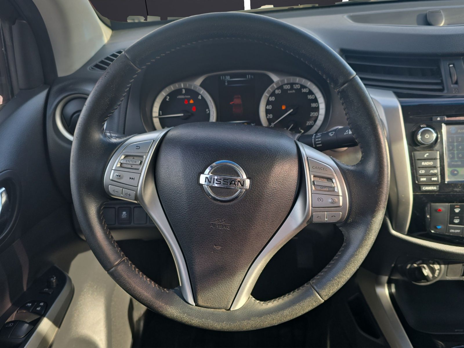 Fahrzeugabbildung Nissan Navara NP300 Tekna Double Cab 4x4 RFK SH LED