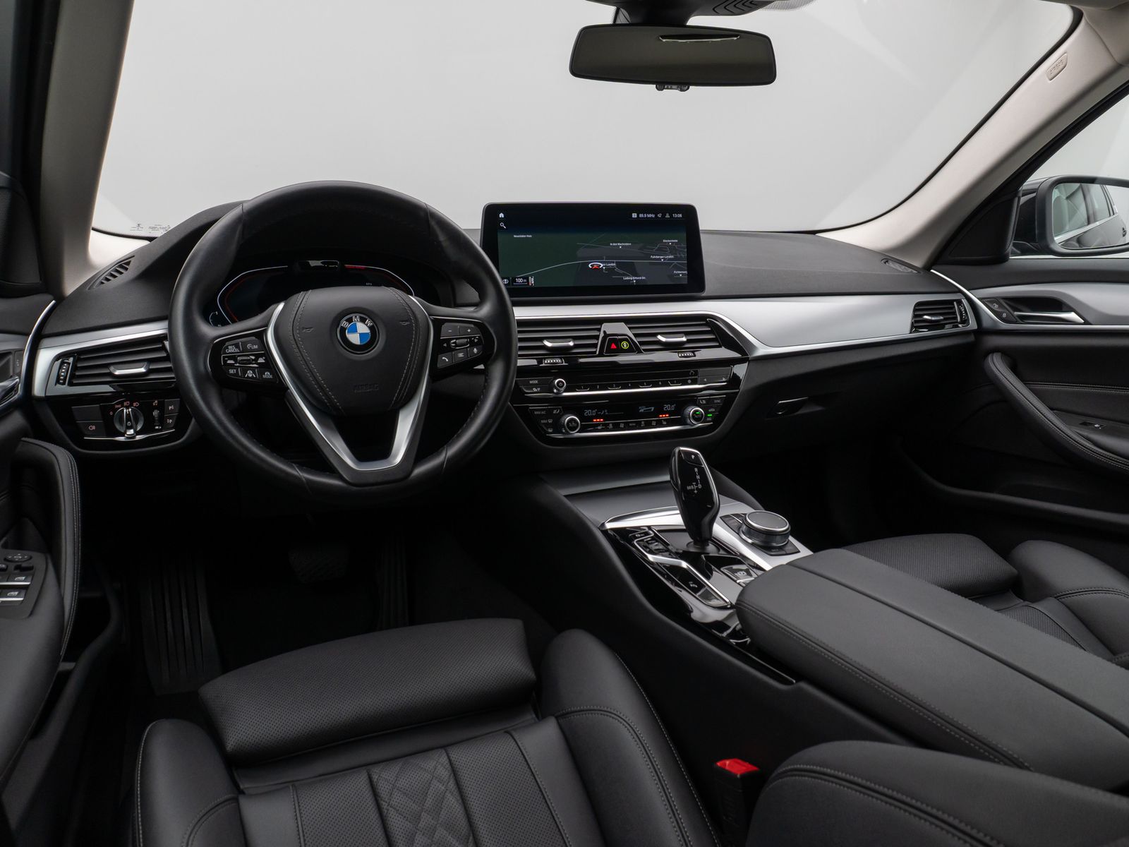 Fahrzeugabbildung BMW 530d HUD DAB HiFi Fernlichtassist ACC PDC Sport