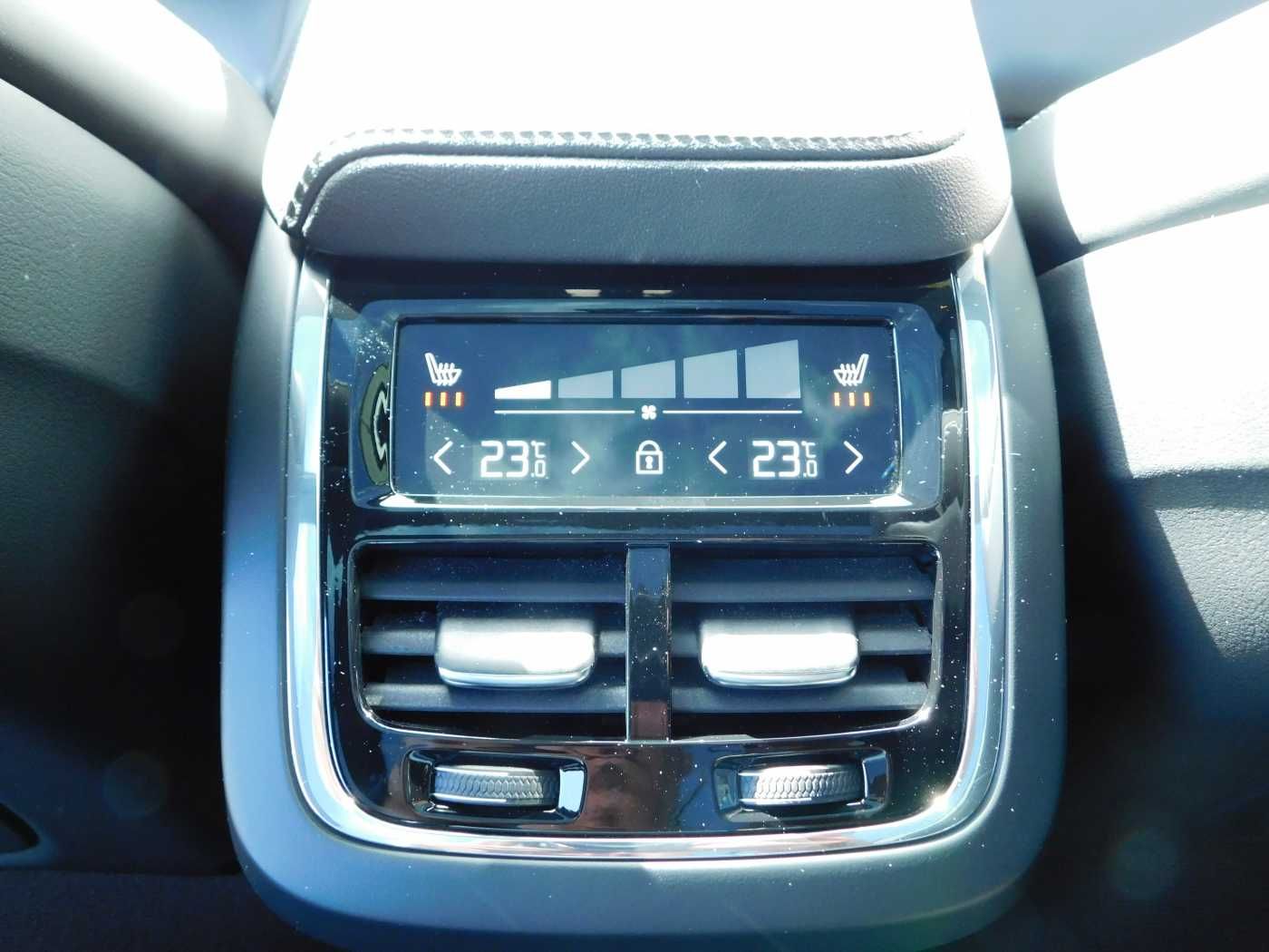 Fahrzeugabbildung Volvo XC60 Diesel B5 D AWD Ultimate Dark