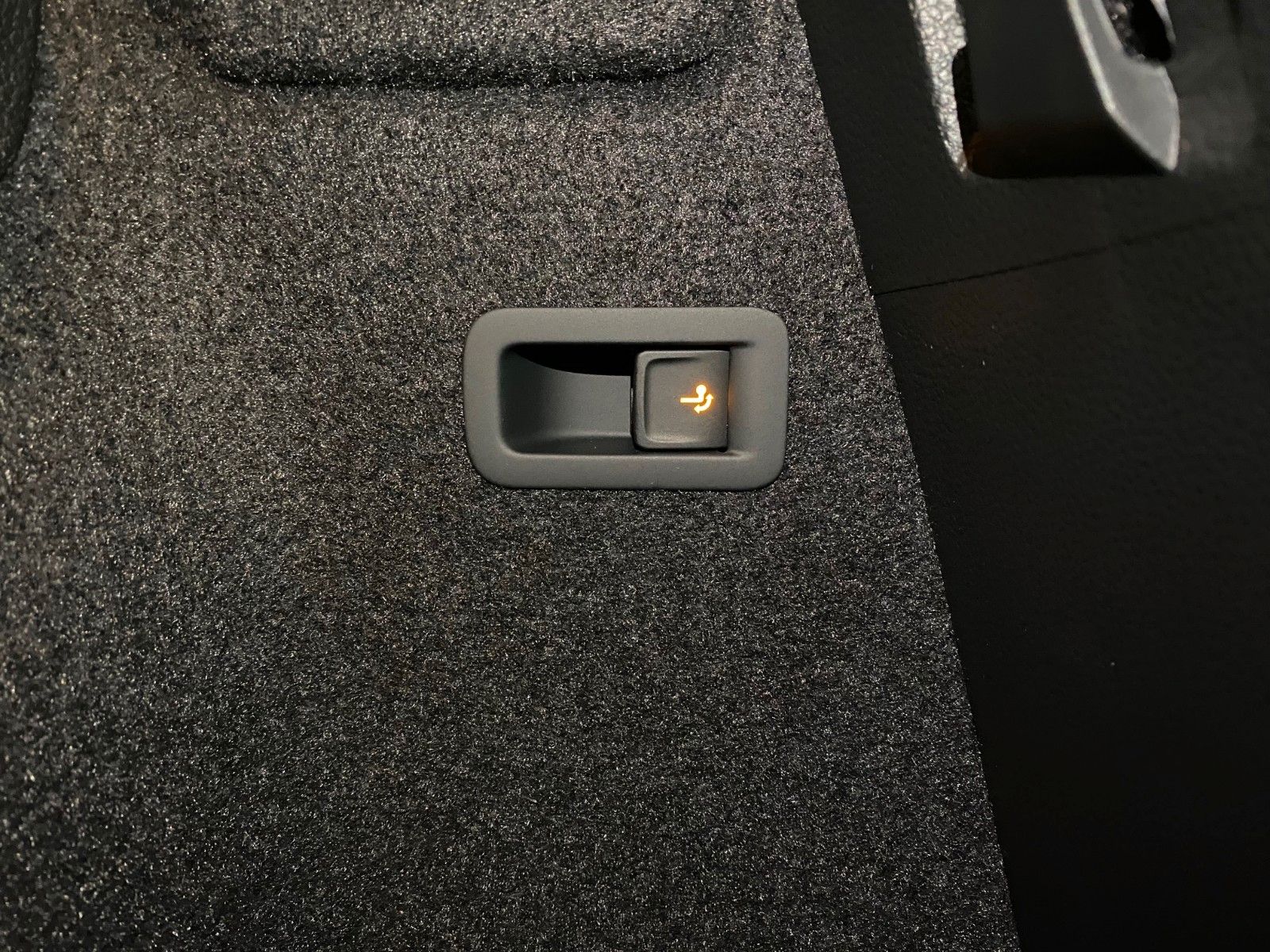 Fahrzeugabbildung SKODA Karoq 1.5 TSI DSG Selection+AHK+KAMERA+16"ALU+BC