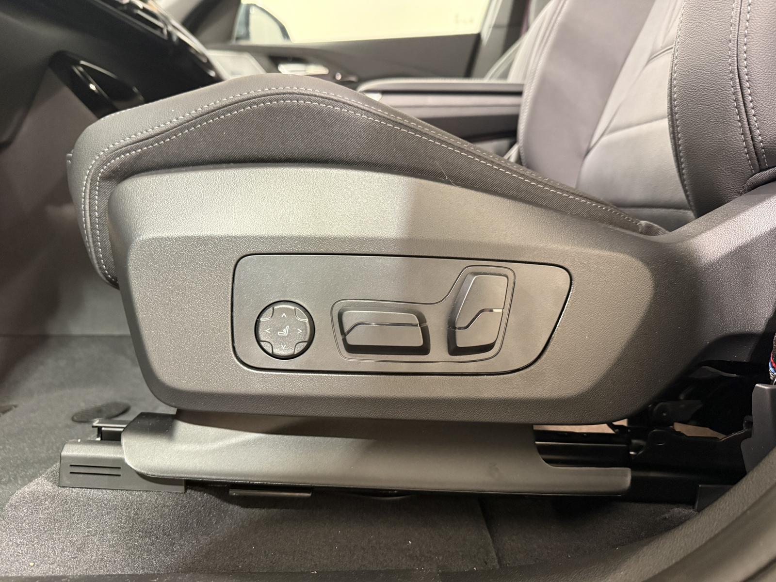 BMW iX1 xDrive30 M Sport Pro ACC 360 AHK HUD